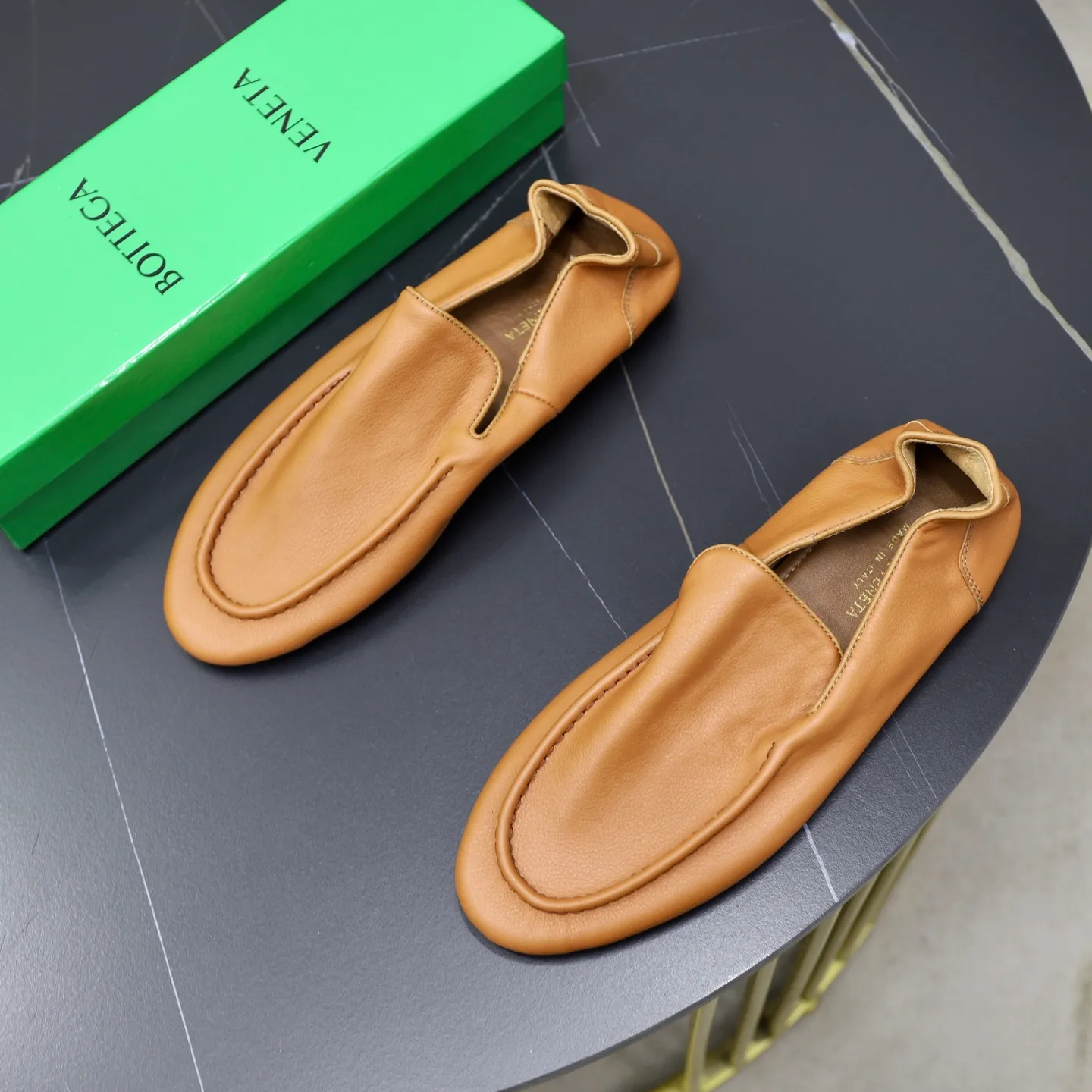Ex-factory price: 462💰Calf lining【Bottega Veneta】BV classic men's wallet shoes. It is super convenient to carry when traveling. 👍It is made of imported soft calfskin, which is comfortable on the feet and has a luxurious cowhide lining inside. Original original rubber wear-resistant outsole. Matching code: 39-45